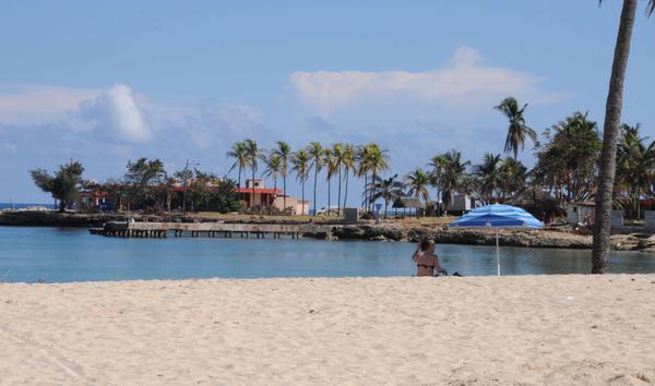 El panorama va cambiando en las playas del Este de La Habana, luego de varios días del paso del huracán por la costa norte de Cuba, el 15 de septiembre de 2017. ACN FOTO/Omara GARCÍA MEDEROS