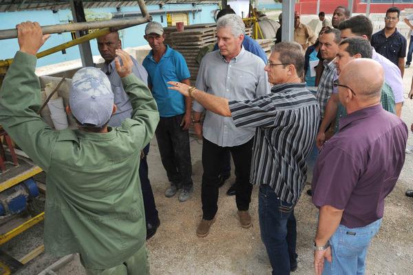 Miguel Diaz-Canel durant sa visite dans la province d'Holguin