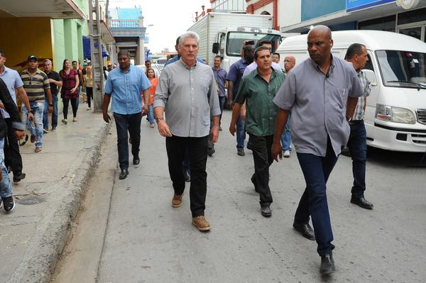 Miguel Diaz-Canel marche dans la rue 