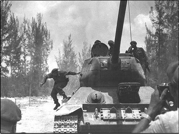 Invasión Playa Girón. Fidel tirándose del tanque 