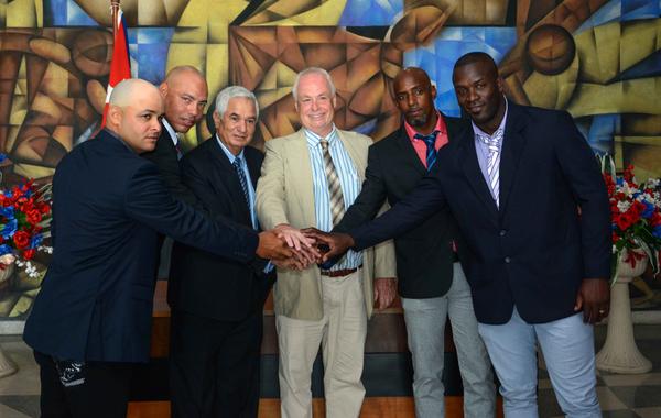 En presencia del director del equipo Panteras de Kitchener de la liga canadiense de beisbol, Mike Boehmer (centro der.), y del presidente de la federación cubana, Higinio Vélez (centro izq.), firman contrato los peloteros cubanos Yorbis Borroto (I), Miguel Lahera (2do. a la izq), Jonder Martínez (2do. a la der.), y Noelvis Entenza (D), en la Ciudad Deportiva de La Habana, el 25 de abril de 2018. ACN FOTO/ Abel PADRÓN PADILLA En presencia del director del equipo Panteras de Kitchener de la liga canadiense de beisbol, Mike Boehmer (centro der.), y del presidente de la federación cubana, Higinio Vélez (centro izq.), firman contrato los peloteros cubanos Yorbis Borroto (I), Miguel Lahera (2do. a la izq), Jonder Martínez (2do. a la der.), y Noelvis Entenza (D), en la Ciudad Deportiva de La Habana, el 25 de abril de 2018. ACN FOTO/ Abel PADRÓN PADILLA