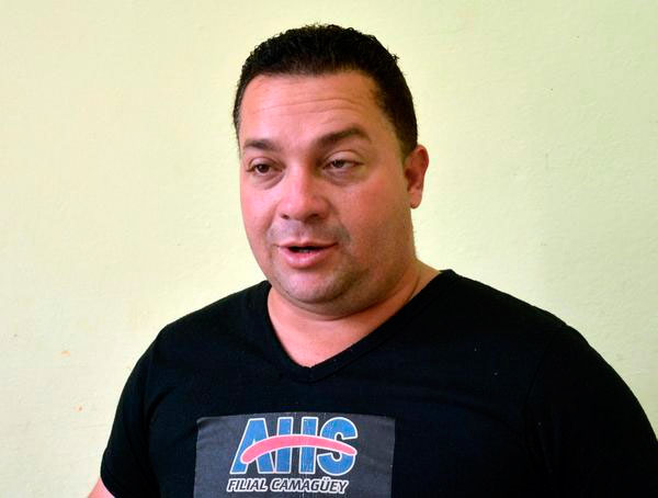 Yunieski Naranjo, presidente de la Asociación Hermanos Saíz (AHS) en la provincia, ofrece declaraciones de apoyo a la nueva presidencia del país, y a la continuidad de la Revolución Cubana, en Camagüey, Cuba, el 19 de abril de 2018. ACN FOTO/ Rodolfo BLANCO CUÉ Yunieski Naranjo, presidente de la Asociación Hermanos Saíz (AHS) en la provincia, ofrece declaraciones de apoyo a la nueva presidencia del país, y a la continuidad de la Revolución Cubana, en Camagüey, Cuba, el 19 de abril de 2018. ACN FOTO/ Rodolfo BLANCO CUÉ