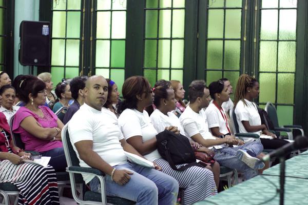 Jóvenes destacados de la Contraloría General de la República y trabajadores de esa entidad, durante el acto de abanderamiento, antes de partir a un viaje por el oriente del país que tendrá el ascenso al Pico Turquino como momento cumbre, efectuado en la sede principal de ese organismo, en La Habana, Cuba, el 20 de abril de 2018. ACN FOTO/Alejandro RODRÍGUEZ LEIVA