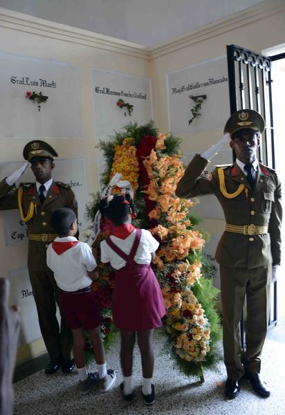 Pioneros de la escuela Frank País García del distrito urbano José Martí, arreglan la cinta de la ofrenda floral depositada a nombre del Pueblo de Cuba, en el nicho donde descansan los restos mortales del Mayor General Guillermón Moncada Veranes, con motivo del aniversario 123 de su muerte, en el cementerio Santa Ifigenia de Santiago de Cuba, el 5 de abril de 2018. ACN FOTO/ Miguel RUBIERA JÚSTIZ