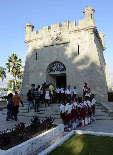 Pioneros de la escuela Frank País García del distrito urbano José Martí, presentes en el homenaje al Mayor General Guillermón Moncada Veranes, con motivo del aniversario 123 de su muerte, en el cementerio Santa Ifigenia de Santiago de Cuba, el 5 de abril de 2018. ACN FOTO/ Miguel RUBIERA JÚSTIZ