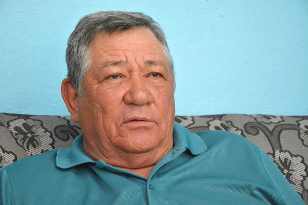 El crudo sol del mediodía cubano lo sorprendió miles de veces en el cañaveral. Cortaba una, otra caña, machete en mano, y alzaba los trozos por encima de su cabeza hasta hacer un montón infranqueable. El crudo sol del mediodía cubano lo sorprendió miles de veces en el cañaveral. Cortaba una, otra caña, machete en mano, y alzaba los trozos por encima de su cabeza hasta hacer un montón infranqueable.