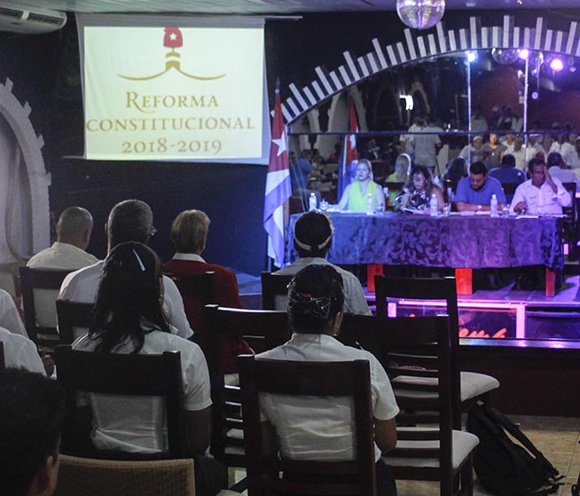 Trabajadores del Hotel Copacabana debaten el Proyecto de Constitución de la República, en La Habana, Cuba, el 15 de agosto de 2018. Trabajadores del Hotel Copacabana debaten el Proyecto de Constitución de la República, en La Habana, Cuba, el 15 de agosto de 2018.
