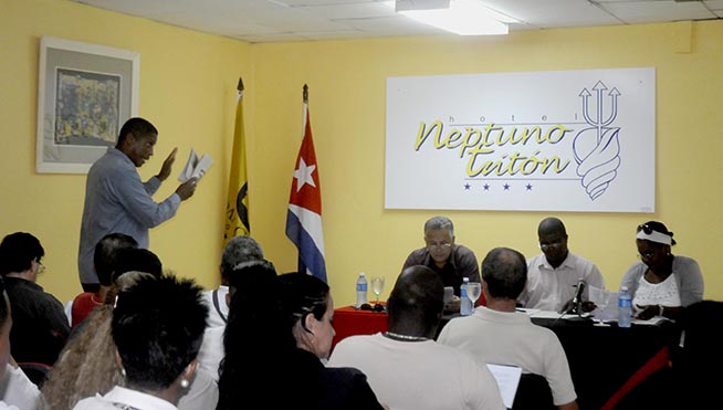 Trabajadores del Complejo Hotelero Neptuno-Tritón, en La Habana, en su asamblea para el debate del Proyecto de Constitución de la República de Cuba Trabajadores del Complejo Hotelero Neptuno-Tritón, en La Habana, en su asamblea para el debate del Proyecto de Constitución de la República de Cuba
