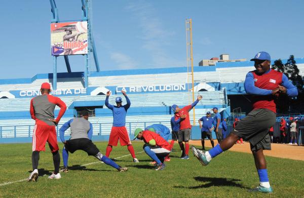 Alazanes Baseball Team Train at the Latin American Stadium