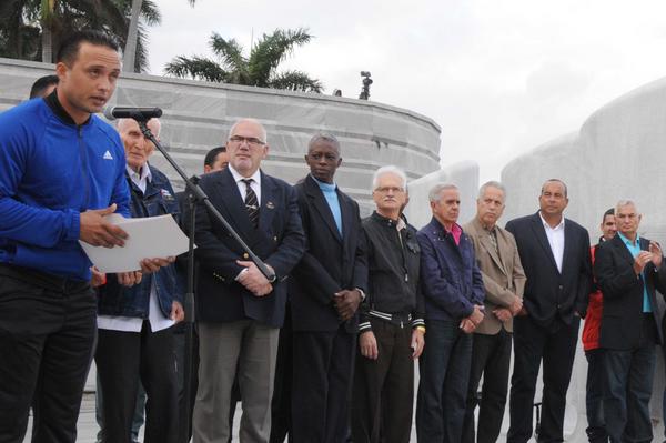 El receptor Frank Camilo Morejón (I), dio lectura al compromiso de los peloteros que representarán al equipo Cuba, en la Serie del Caribe, a efectuarse en Guadalajara México, durante la ceremonia de abanderamiento efectuada en el Memorial José Martí, en La Habana, Cuba, el 31 de enero de 2018. ACN FOTO/Omara GARCÍA MEDEROS