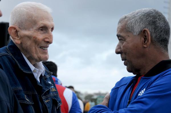 José Ramón Fernández Álvarez (I), Presidente del Comité Olímpico Cubano (COC), conversa con Carlos Martí Santos, director del equipo Granma, luego de concluida la ceremonia de abanderamiento del equipo de béisbol que representará a Cuba en la Serie del Caribe, a desarrollarse en Guadalajara, México, el 31 de enero de 2018. ACN FOTO/Omara GARCÍA MEDEROS