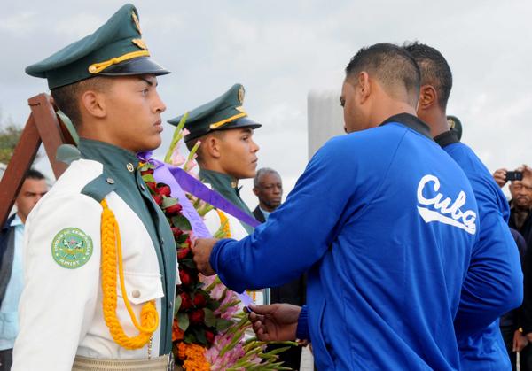 Los peloteros, Guillermo Avilés y Yurisbel Gracial, depositan una ofrenda floral, en el Monumento al Héroe Nacional José Martí, en La Habana, durante la ceremonia de abanderamiento al equipo de béisbol de la provincia Granma, que representará a Cuba en la Serie del Caribe, a desarrollarse en Guadalajara, México, el 31 de enero de 2018. ACN FOTO/Omara GARCÍA MEDEROS