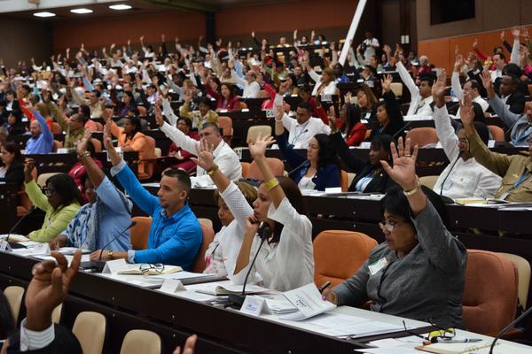 Diputados aprueban la integración de las comisiones permanentes de la Asamblea Nacional del Poder Popular, durante la sesión extraordinaria de la IX Legislatura de la Asamblea Nacional del Poder Popular, en el salón plenario del Palacio de Convenciones de La Habana, el 2 de junio de 2018. Diputados aprueban la integración de las comisiones permanentes de la Asamblea Nacional del Poder Popular, durante la sesión extraordinaria de la IX Legislatura de la Asamblea Nacional del Poder Popular, en el salón plenario del Palacio de Convenciones de La Habana, el 2 de junio de 2018. ACN FOTO/Marcelino VÁZQUEZ HERNÁNDEZ