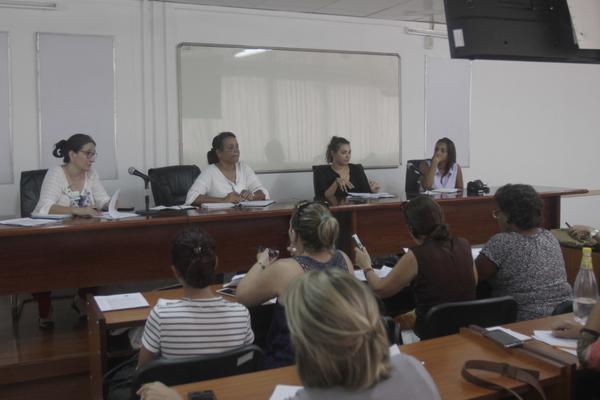 Yusimí González(c. izq), directora de Informática y Gestión de la Información del MINDUS, dialoga con la prensa sobre las actividades de Cuba-Industria 2018 en La Habana, Cuba, el 13 de junio de 2018. ACN FOTO/Alejandro RODRÍGUEZ LEIVA