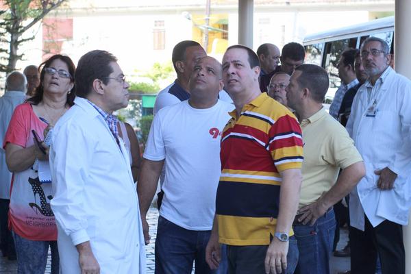 José Ángel Portal Miranda (C), Viceministro primero de Salud Pública, recorre áreas del Instituto de Neurología y Neurocirugía, lo acompaña el Dr. Enrique Michel Esteban (I), director del centro, en La Habana, Cuba, el 24 de junio de 2018. ACN FOTO/ Alejandro RODRÍGUEZ LEIVA