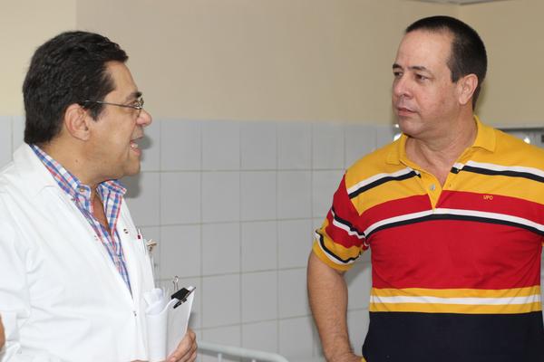 El Dr. Enrique Michel Esteban (I), director del Instituto de Neurología y Neurocirugía, explica detalles sobre el centro a José Ángel Portal Miranda (D), Viceministro primero de Salud Pública, en La Habana, Cuba, el 24 de junio de 2018. ACN FOTO/ Alejandro RODRÍGUEZ LEIVA