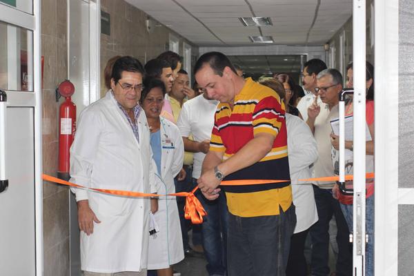 José Ángel Portal Miranda (D), Viceministro primero de Salud Pública, corta la cinta que inaugura el nuevo servicio, junto al Dr. Enrique Michel Esteban (I), director del Instituto de Neurología y Neurocirugía, en La Habana, Cuba, el 24 de junio de 2018. ACN FOTO/ Alejandro RODRÍGUEZ LEIVA José Ángel Portal Miranda (D), Viceministro primero de Salud Pública, corta la cinta que inaugura el nuevo servicio, junto al Dr. Enrique Michel Esteban (I), director del Instituto de Neurología y Neurocirugía, en La Habana, Cuba, el 24 de junio de 2018. ACN FOTO/ Alejandro RODRÍGUEZ LEIVA