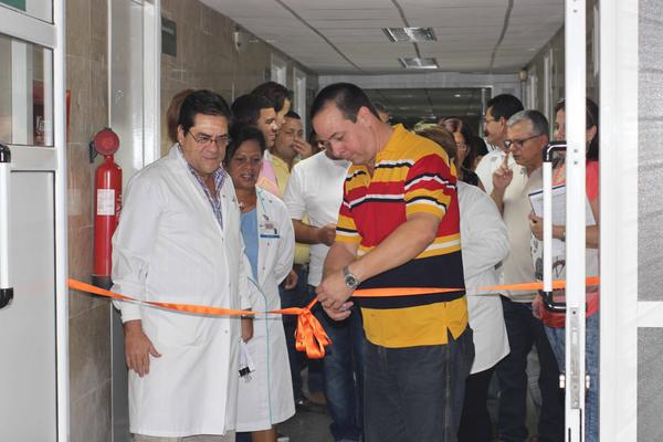 José Ángel Portal Miranda (D), Viceministro primero de Salud Pública, corta la cinta que inaugura el nuevo servicio, junto al Dr. Enrique Michel Esteban (I), director del Instituto de Neurología y Neurocirugía, en La Habana, Cuba, el 24 de junio de 2018. ACN FOTO/ Alejandro RODRÍGUEZ LEIVA