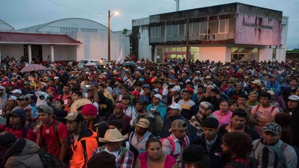 Los migrantes centroamericanos decidirán el rumbo de la caravana al finalizar la reunión con el presidente electo de México. | Foto: EFE Los migrantes centroamericanos decidirán el rumbo de la caravana al finalizar la reunión con el presidente electo de México. | Foto: EFE