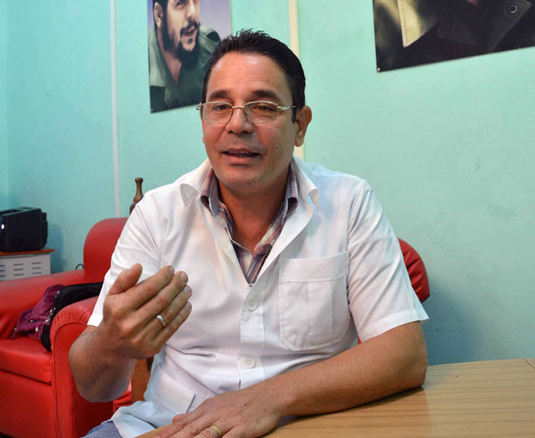 El Dr.Carlos Rafael Rodríguez, médico camagüeyano del Progarma Más Médicos para Brasil, ofrece declaraciones a la Agencia Cubana de Noticias (ACN), sobre las declaraciones del presidente electo Jair Bolsonaro, referente a las condiciones que pretende imponer para mantener la colaboración médica, en Camagüey, Cuba, el 16 de noviembre de 2018. ACN FOTO/ Rodolfo BLANCO CUÉ El Dr.Carlos Rafael Rodríguez, médico camagüeyano del Progarma Más Médicos para Brasil, ofrece declaraciones a la Agencia Cubana de Noticias (ACN), sobre las declaraciones del presidente electo Jair Bolsonaro, referente a las condiciones que pretende imponer para mantener la colaboración médica, en Camagüey, Cuba, el 16 de noviembre de 2018. ACN FOTO/ Rodolfo BLANCO CUÉ