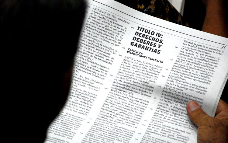 Proyecto de Constitución a debate Proyecto de Constitución a debate