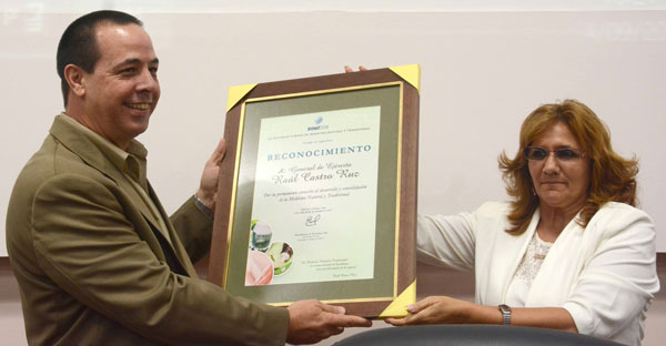 0905-reconocimiento-raul1.jpg