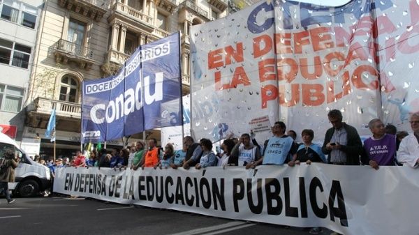 Durante el segundo día del paro docente, los maestros marcharon hasta el Congreso para exigir la derogación de cinco proyectos. | Foto: Página 12 Durante el segundo día del paro docente, los maestros marcharon hasta el Congreso para exigir la derogación de cinco proyectos. | Foto: Página 12