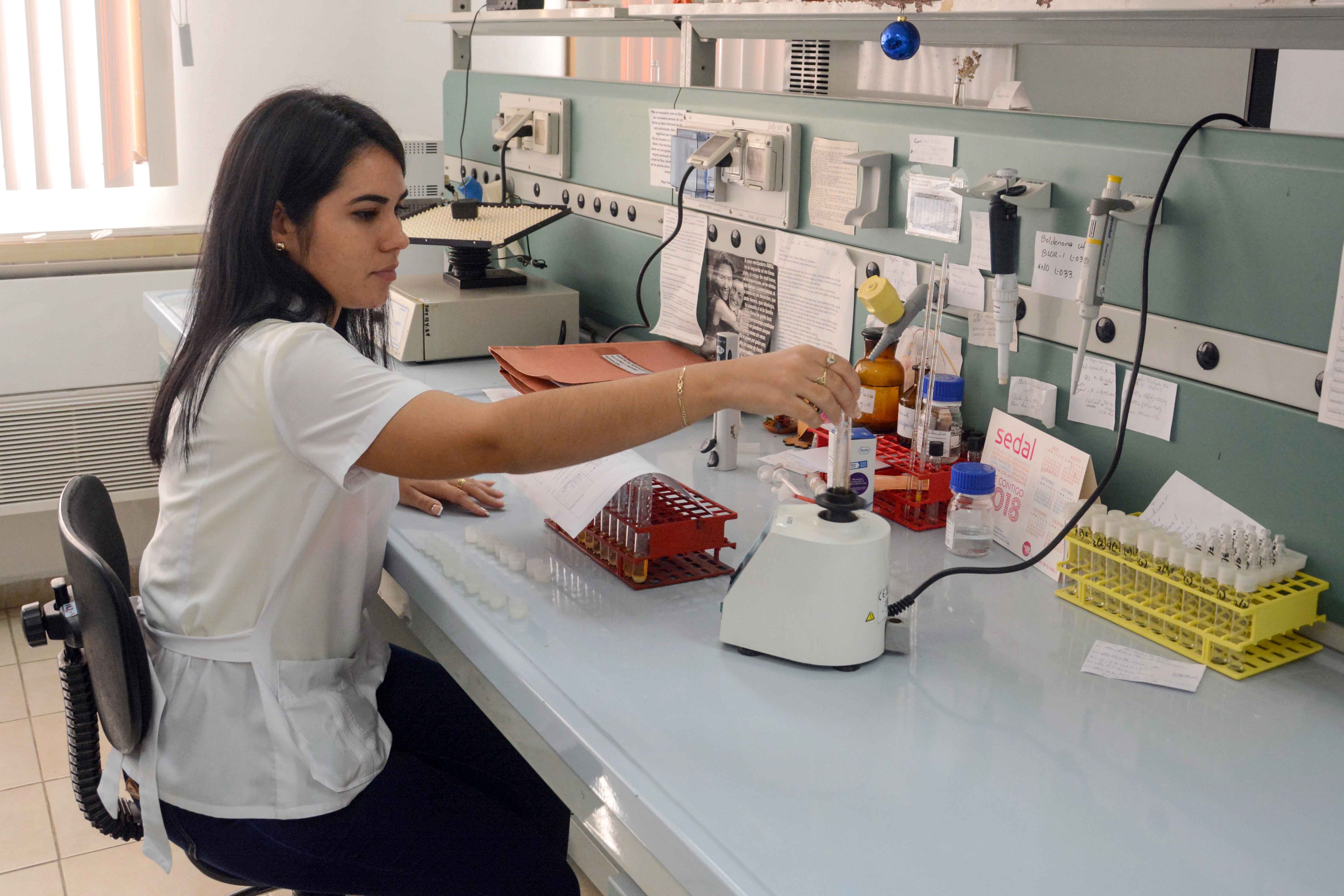 Laboratorio Antidoping de La Habana. Foto ACN / Abel PADRÓN PADILLA 0919-antidoping3.jpg