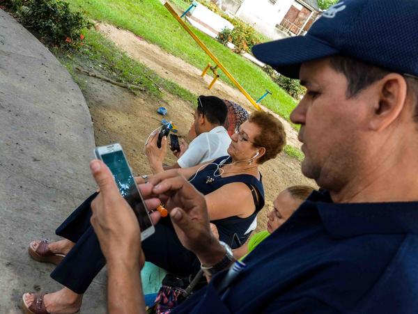 Con el fin de extender el uso de las nuevas tecnologías en el país, la Empresa de Telecomunicaciones de Cuba S. A. (Etecsa), presta servicio público de wifi