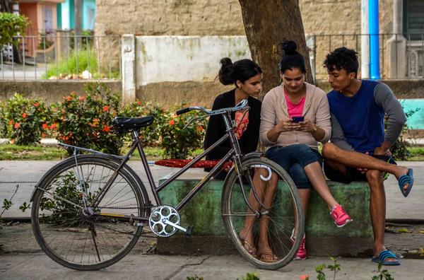 Con el fin de extender el uso de las nuevas tecnologías en el país, la Empresa de Telecomunicaciones de Cuba S. A. (Etecsa), presta servicio público de wifi