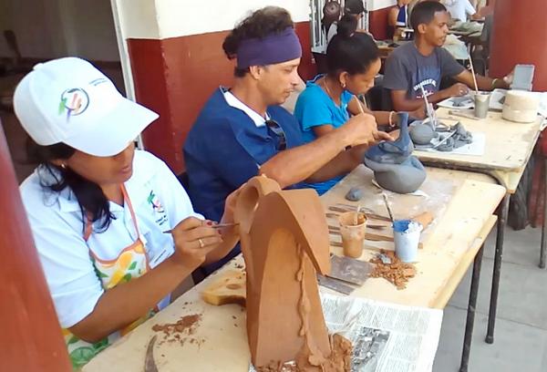 El III Encuentro de Cerámica Artística, con sede en la galería de arte Martha Machado, es un espacio para juntar a diferentes generaciones de creadores, e incluso a adolescentes con vocaciones artísticas, en Nueva Gerona, Isla de la Juventud, Cuba, el 21 de julio de 2018. ACN FOTO/ Roberto DÍAZ MARTORELL El III Encuentro de Cerámica Artística, con sede en la galería de arte Martha Machado, es un espacio para juntar a diferentes generaciones de creadores, e incluso a adolescentes con vocaciones artísticas, en Nueva Gerona, Isla de la Juventud, Cuba, el 21 de julio de 2018. ACN FOTO/ Roberto DÍAZ MARTORELL
