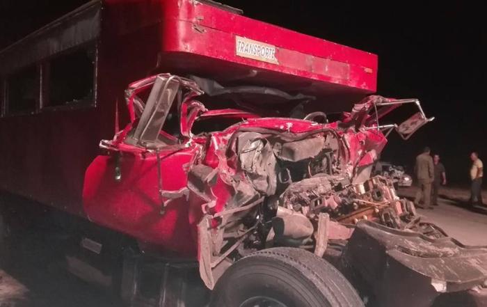 El accidente ocurrió al impactarse un camión Kamaz de la Unión de Ferrocarriles de Cuba con uno de pasajeros con destino Holguín. El accidente ocurrió al impactarse un camión Kamaz de la Unión de Ferrocarriles de Cuba con uno de pasajeros con destino Holguín.