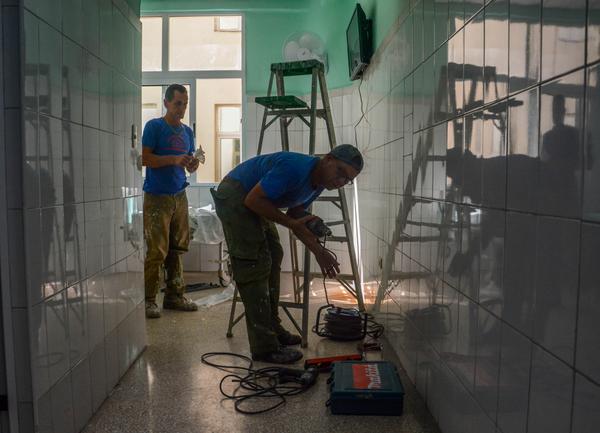 Trabajadores de mantenimiento del Instituto Nacional de Oncología y Radiobiología (INOR), continúan las labores de recuperación, tras los daños sufridos en el incendio ocurrido el pasado 17 de julio, en La Habana, Cuba, el 31 de julio de 2018. ACN FOTO/ Abel PADRÓN PADILLA