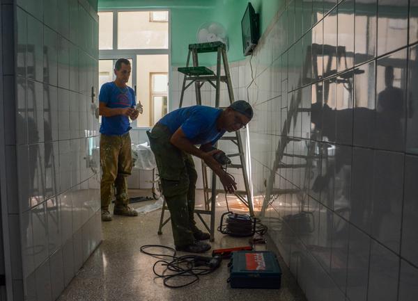 Trabajadores de mantenimiento del Instituto Nacional de Oncología y Radiobiología (INOR), continúan las labores de recuperación, tras los daños sufridos en el incendio ocurrido el pasado 17 de julio, en La Habana, Cuba, el 31 de julio de 2018. ACN FOTO/ Abel PADRÓN PADILLA