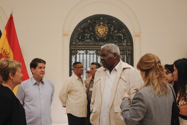 Esteban Lazo,  President of the Cuban Parliament, with Cuban journalists.