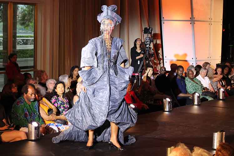 Festival Artes de Cuba Las obras de artistas de la plástica desfilaron este lunes estampadas en las creaciones textiles de cinco diseñadores del proyecto cubano Arte y Moda, en una pasarela ubicada en el Escenario Milenio del Centro John F. Kennedy, de la capital estadounidense. Foto PL