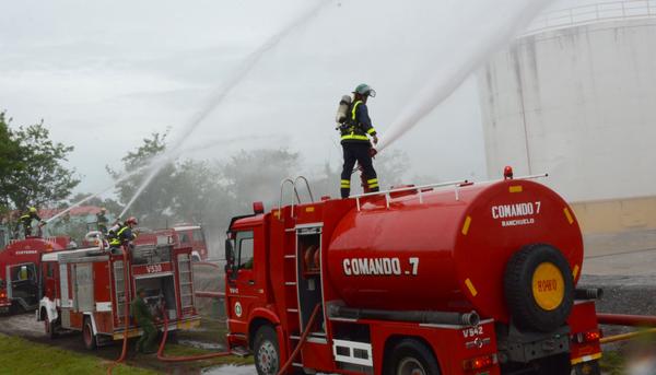 Fuerzas del Cuerpo de Bomberos en un ejercicio de extinción de incendio en la Empresa comercializadora de combustible Cupet, como parte del Meteoro 2018, en el municipio Santa Clara, provincia Villa Clara, Cuba, 20 de mayo de 2018. ACN FOTO/Arelys María ECHEVARRÍA RODRÍGUEZ