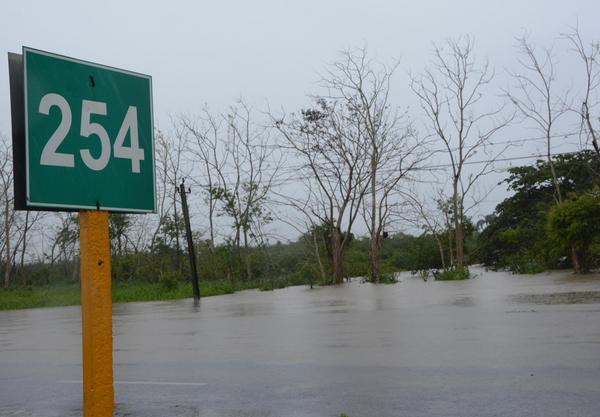 Vista de la Autopista Nacional en el Km 254, interrumpida por las intensas lluvias asociadas a las bandas de la tormenta subtropical Alberto, en el municipio Santa Clara, provincia Villa Clara, Cuba, el 28 de mayo de 2018. ACN FOTO/Arelys María ECHEVARRÍA RODRÍGUEZ Vista de la Autopista Nacional en el Km 254, interrumpida por las intensas lluvias asociadas a las bandas de la tormenta subtropical Alberto, en el municipio Santa Clara, provincia Villa Clara, Cuba, el 28 de mayo de 2018. ACN FOTO/Arelys María ECHEVARRÍA RODRÍGUEZ