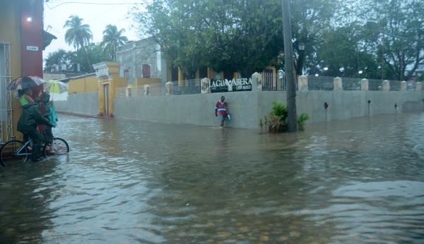 Las aguas del río Yayabo, desbordaron sus márgenes y coparon parte de la calle Llano, en Sancti Spíritus, Cuba, el 28 de mayo de 2018. ACN FOTO/ Oscar ALFONSO SOSA