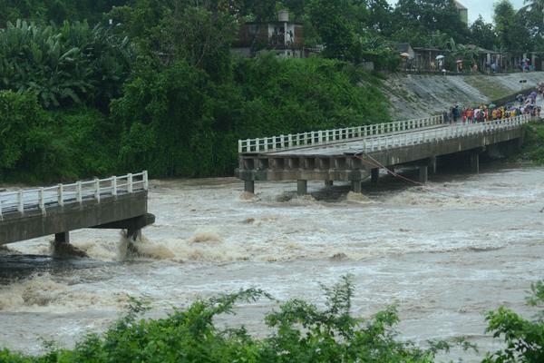 Le pont sur le Zaza del Medio s'effondre sous la pression des eaux. Photo: ACN