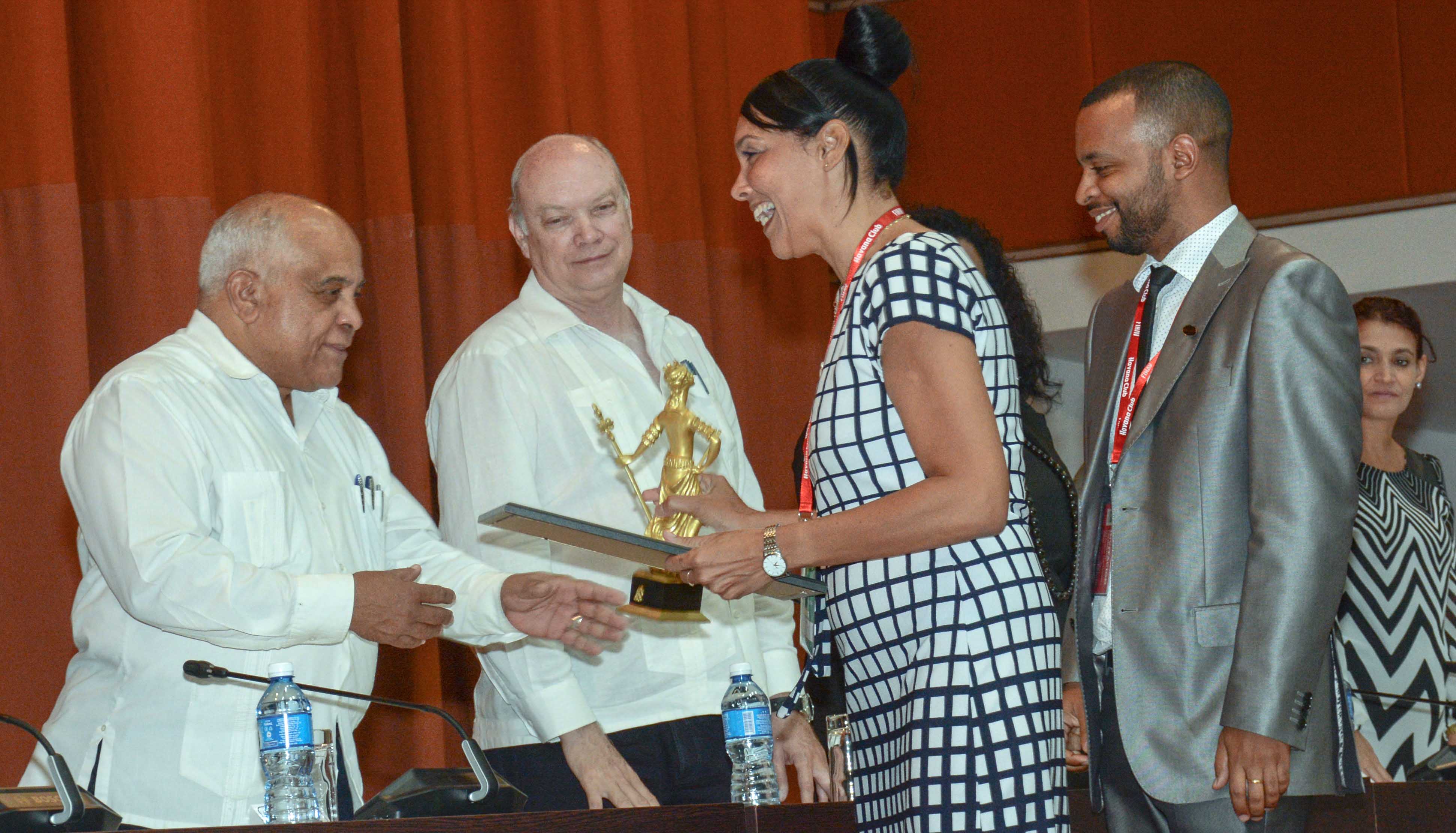 Orlando Hernández Guillén (I), presidente de la Cámara cubana, y Rodrigo Malmierca (C), ministro de Comercio Exterior y la Inversión Extranjera, hacen entrega de diplomas en la gala de premiación de la XXXVI Feria Internacional de La Habana (FIHAV 2018), en el Palacio de Convenciones, el 3 de noviembre de 2018. 20181102MVH_02.jpg