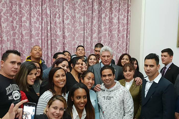 Cuban Presidnet Miguel Diaz-Canel with Cuban students in China.