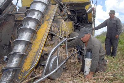 Villa Clara alista maquinaria agrícola para la zafra Villa Clara alista maquinaria agrícola para la zafra