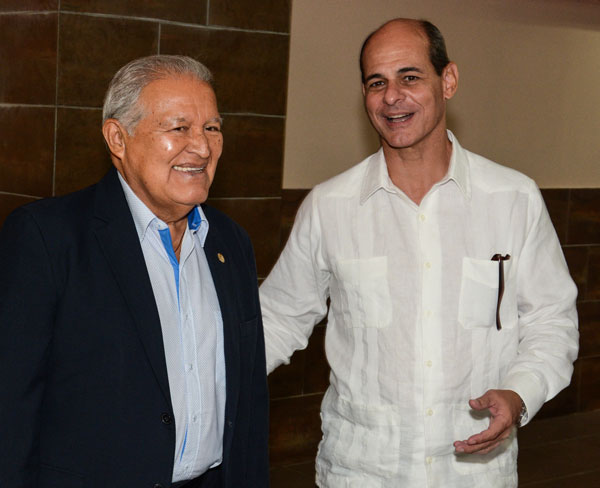 Salvador Sánchez Ceren was received by Rogelio Sierra. Photo: Marcelino Vázquez/ACN.