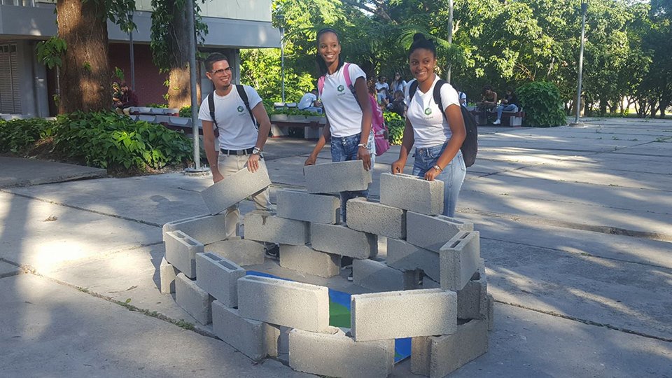 Un pertinaz zumbido recorre la Antilla Mayor: Es el “avispero” desatado por el estudiantado y los jóvenes, protagonistas de una nueva jornada de encendidas protestas contra el genocida bloqueo económico, comercial y financiero impuesto a Cuba por el gobierno de EE.UU. desde hace casi 60 años. Un pertinaz zumbido recorre la Antilla Mayor: Es el “avispero” desatado por el estudiantado y los jóvenes, protagonistas de una nueva jornada de encendidas protestas contra el genocida bloqueo económico, comercial y financiero impuesto a Cuba por el gobierno de EE.UU. desde hace casi 60 años.