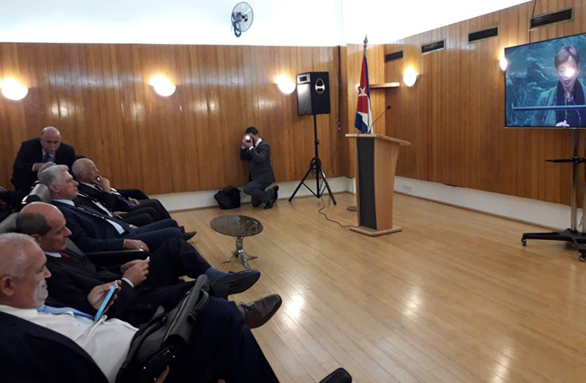 Miguel Díaz-Canel Bermúdez, Presidente de los Consejos de Estado y de Ministros, desde París, Francia, sigue el debate que se produce en la Asamblea General de Naciones Unidas sobre la resolución para poner fin al bloqueo que impone Estados Unidos contra la Isla. Miguel Díaz-Canel Bermúdez, Presidente de los Consejos de Estado y de Ministros, desde París, Francia, sigue el debate que se produce en la Asamblea General de Naciones Unidas sobre la resolución para poner fin al bloqueo que impone Estados Unidos contra la Isla.