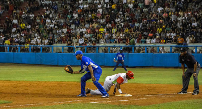Juego entre Industriales y Las Tunas en el Estadio Julio Antonio Mella, efectuado en el estadio Julio Antonio Mella, en esta ciudad, en Cuba, el 30 de octubre de 2018. Juego entre Industriales y Las Tunas en el Estadio Julio Antonio Mella, efectuado en el estadio Julio Antonio Mella, en esta ciudad, en Cuba, el 30 de octubre de 2018.
