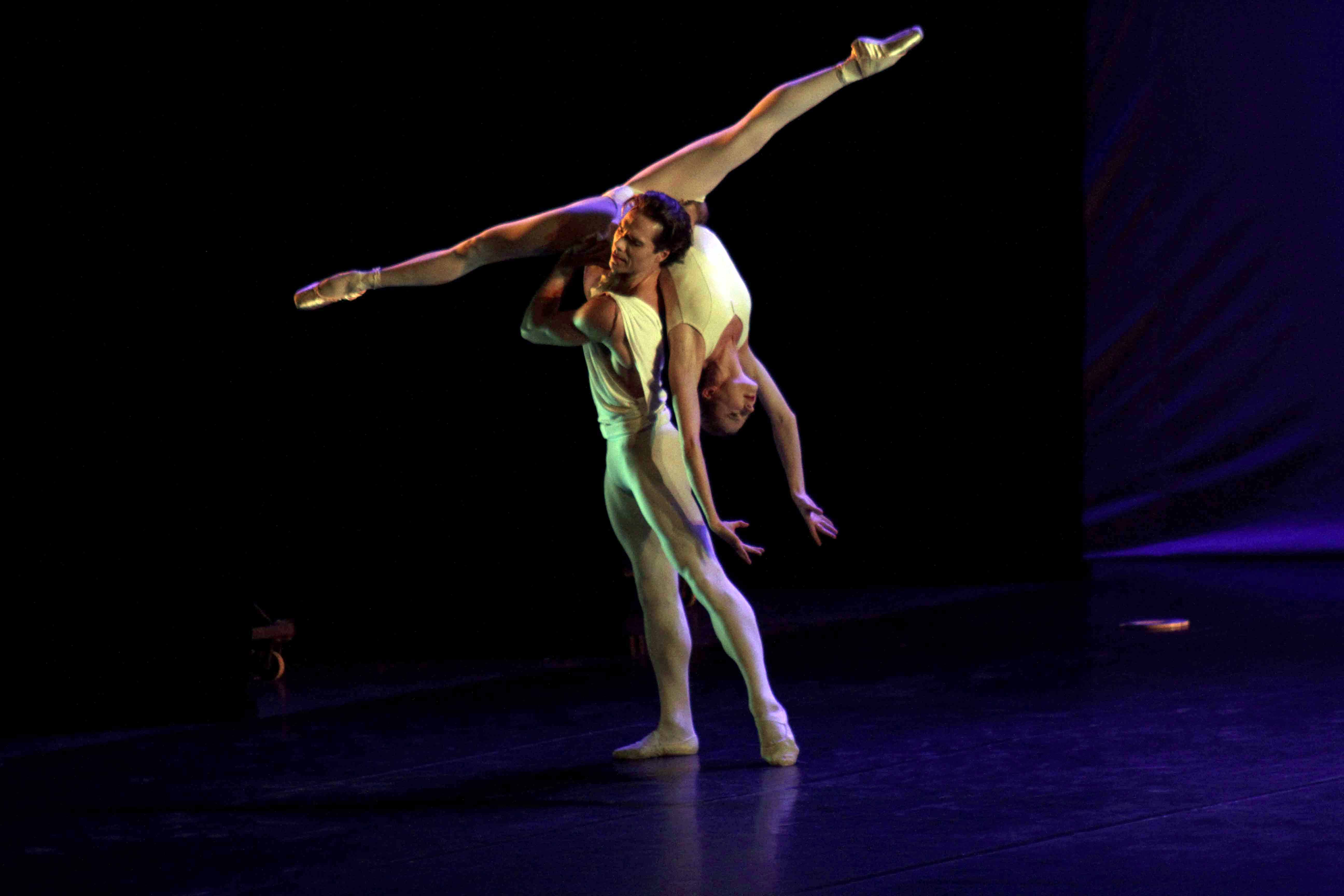 Stars of American Ballet presentan la obra APOLLO (pas de deux), con la interpretación de Sterling Hyltin (I) y Gonzalo García (D), en el Teatro Mella, durante el XXVI Festival internacional de Ballet de La Habana, en Cuba, el 30 de octubre de 2018. ACN FOTO/ Alejandro RODRÍGUEZ LEIVA/ rrcc 20181030ARL_17.jpg