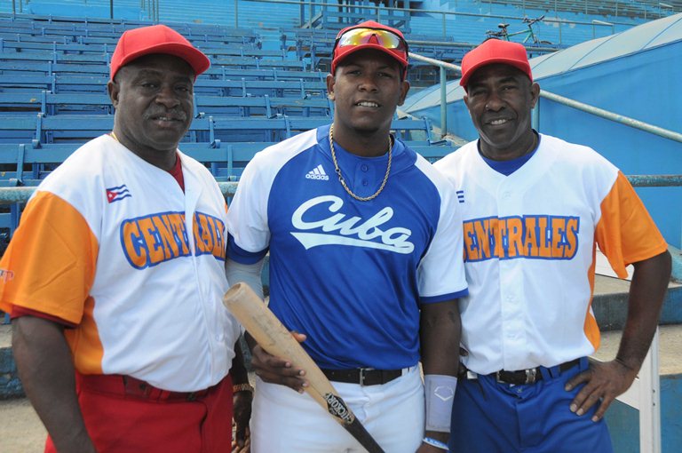 Los entrenadores Rolando Verde (D) y Luis Ignacio González (I), junto a Andrés Hernández, integrante de la preselección cubana de béisbol, durante el juego ante la escuadra de Perú, como parte de una base de entrenamiento en nuestro país del equipo sudamericano, en el estadio Latinoamericano, en La Habana, Cuba, el 28 de marzo de 2019 Los entrenadores Rolando Verde (D) y Luis Ignacio González (I), junto a Andrés Hernández, integrante de la preselección cubana de béisbol, durante el juego ante la escuadra de Perú, como parte de una base de entrenamiento en nuestro país del equipo sudamericano, en el estadio Latinoamericano, en La Habana, Cuba, el 28 de marzo de 2019