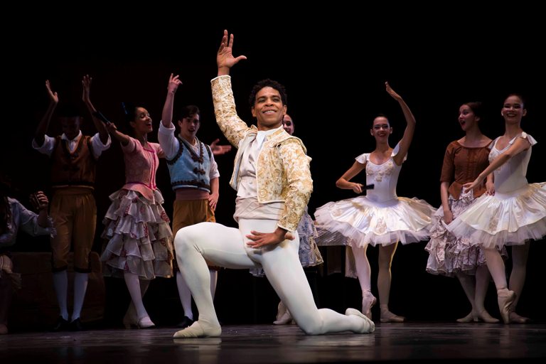 Carlos Acosta (C), director de la compañía Acosta Danza, interpreta la obra “Don Quijote”, en el estreno de la temporada “Tributo”, en homenaje a los maestros de danza, Ramona de Saá y Ben Stevenson, en el Gran Teatro de La Habana Alicia Alonso, en Cuba, el 14 de abril de 2019. Carlos Acosta (C), director de la compañía Acosta Danza, interpreta la obra “Don Quijote”, en el estreno de la temporada “Tributo”, en homenaje a los maestros de danza, Ramona de Saá y Ben Stevenson, en el Gran Teatro de La Habana Alicia Alonso, en Cuba, el 14 de abril de 2019.